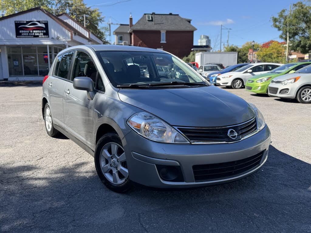 2011 Nissan Versa 1.8 SL Hatchback