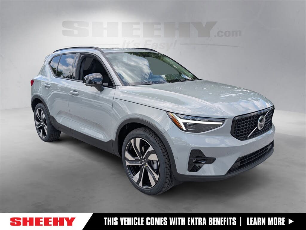 2025 Volvo XC40 B5 Plus Dark Theme AWD