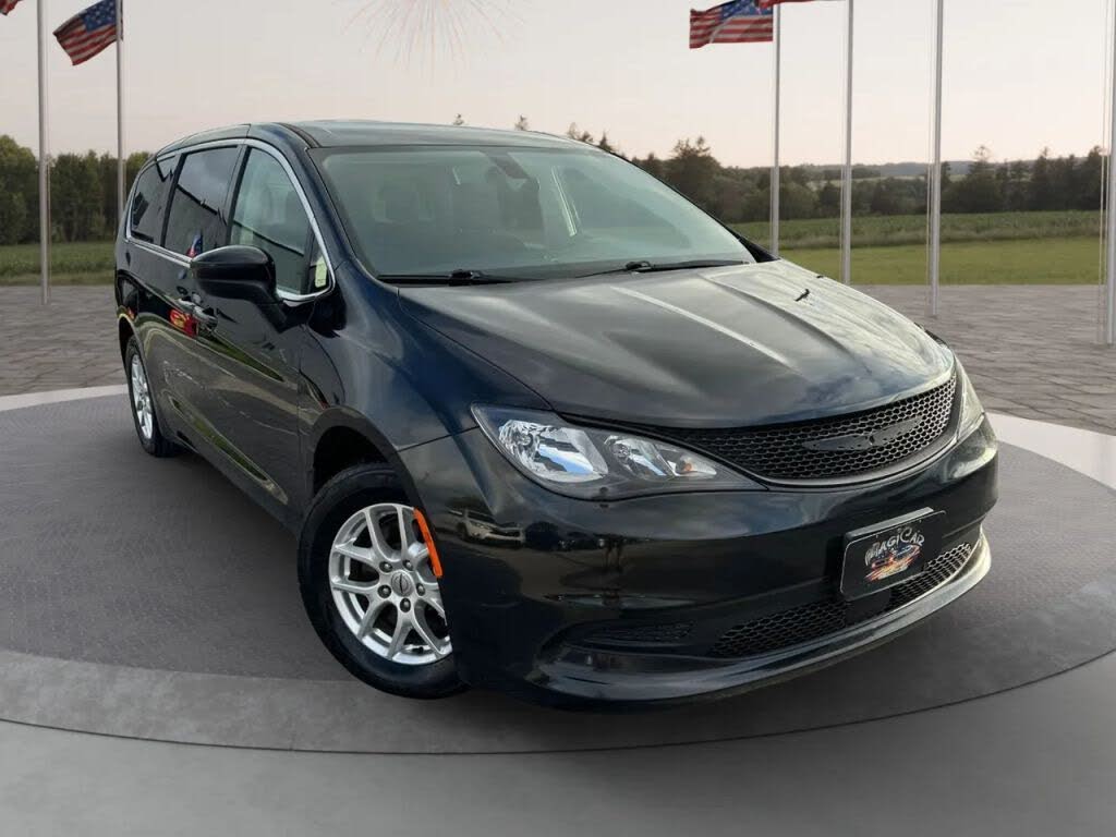 2022 Chrysler Voyager LX FWD