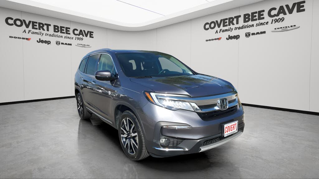 2022 Honda Pilot Touring AWD with Rear Captain's Chairs