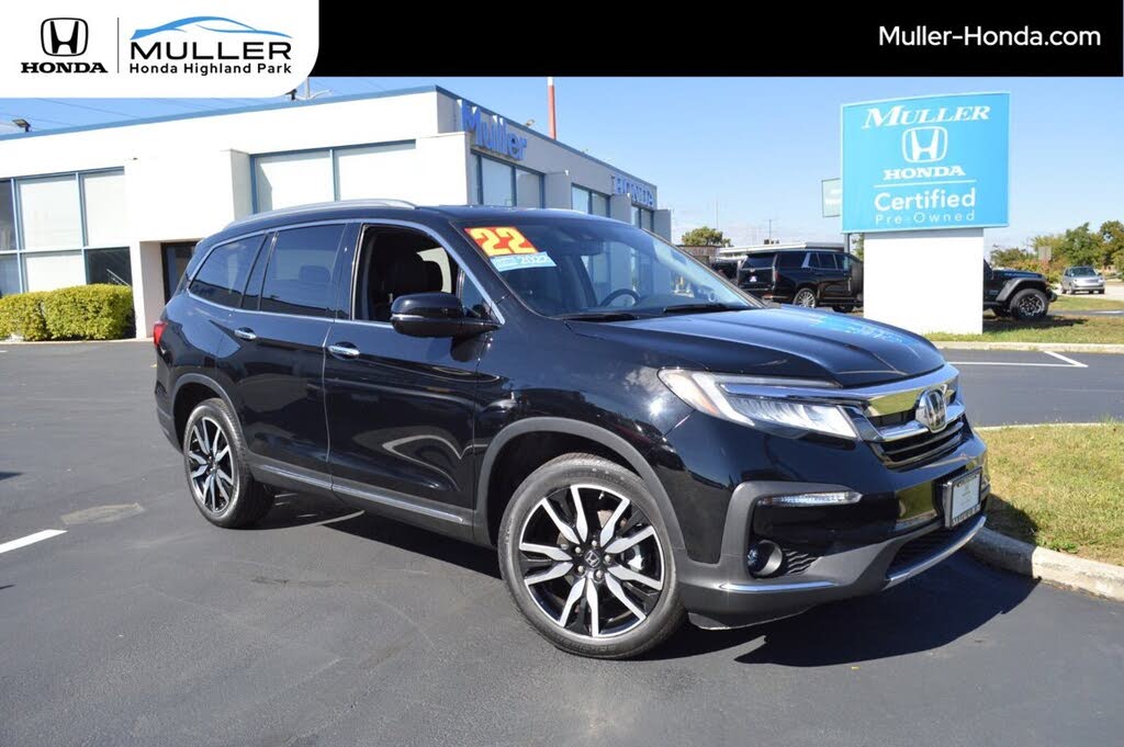 2022 Honda Pilot Touring AWD with Rear Captain's Chairs