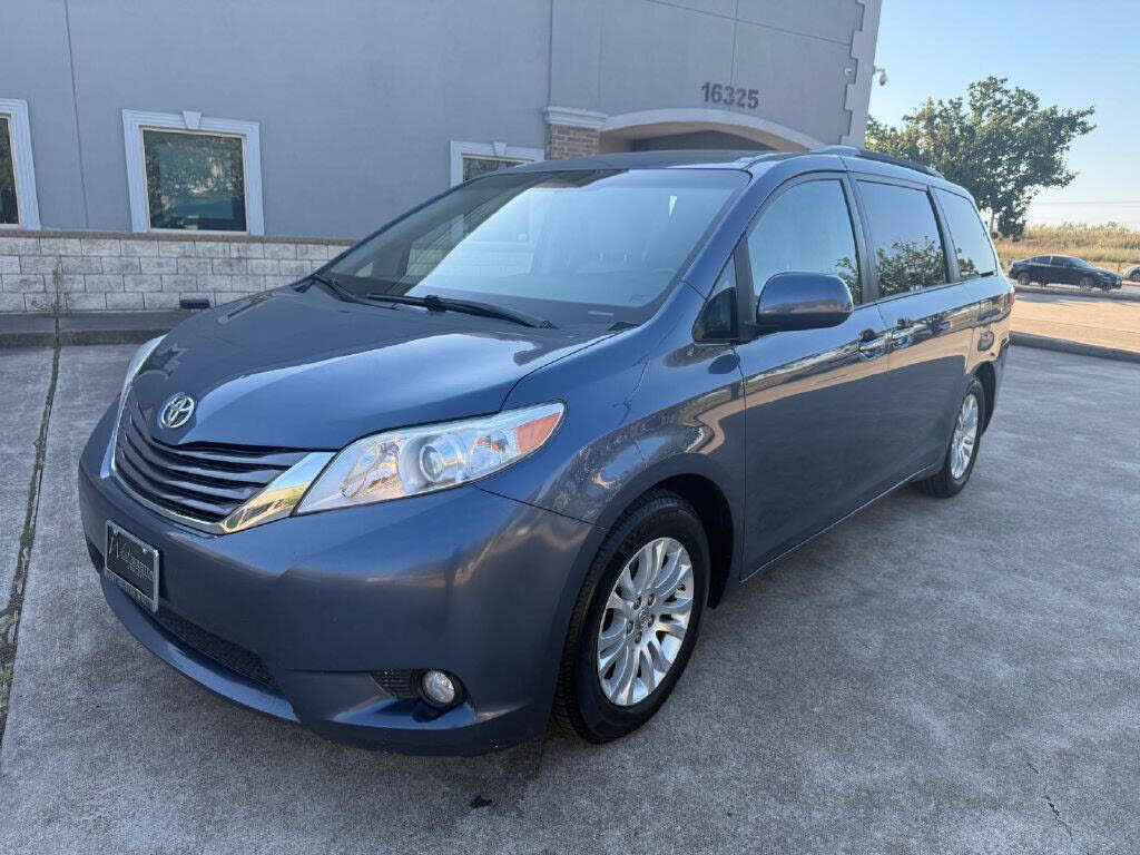 2017 Toyota Sienna XLE 7-Passenger Auto Access Seat FWD
