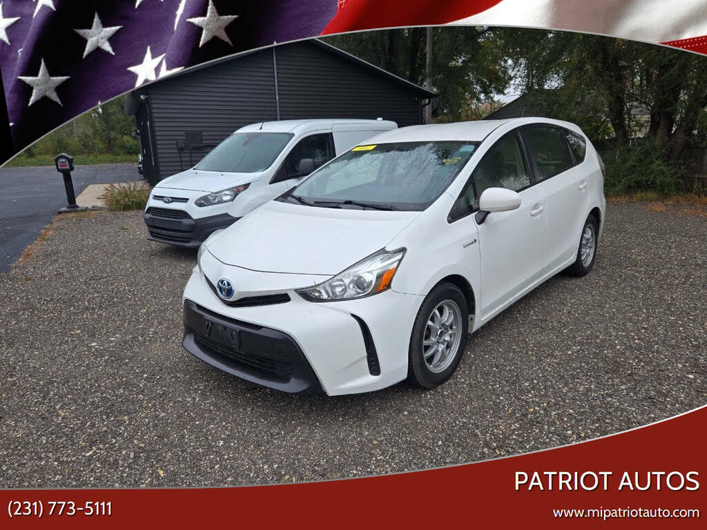 2017 Toyota Prius v Five FWD