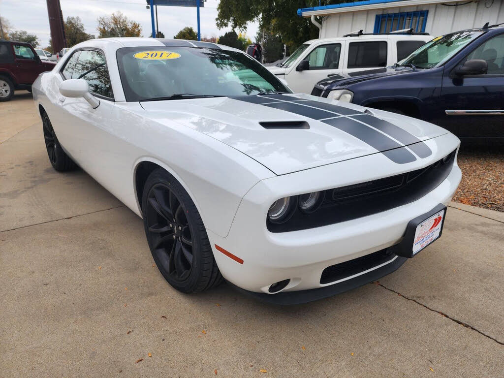 2017 Dodge Challenger SXT RWD