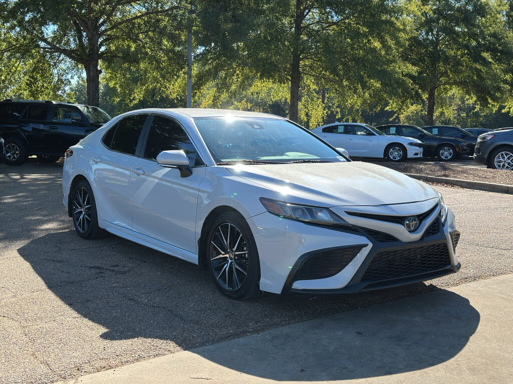 2022 Toyota Camry Hybrid SE FWD