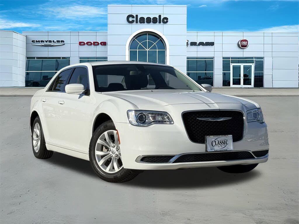 2022 Chrysler 300 Touring RWD