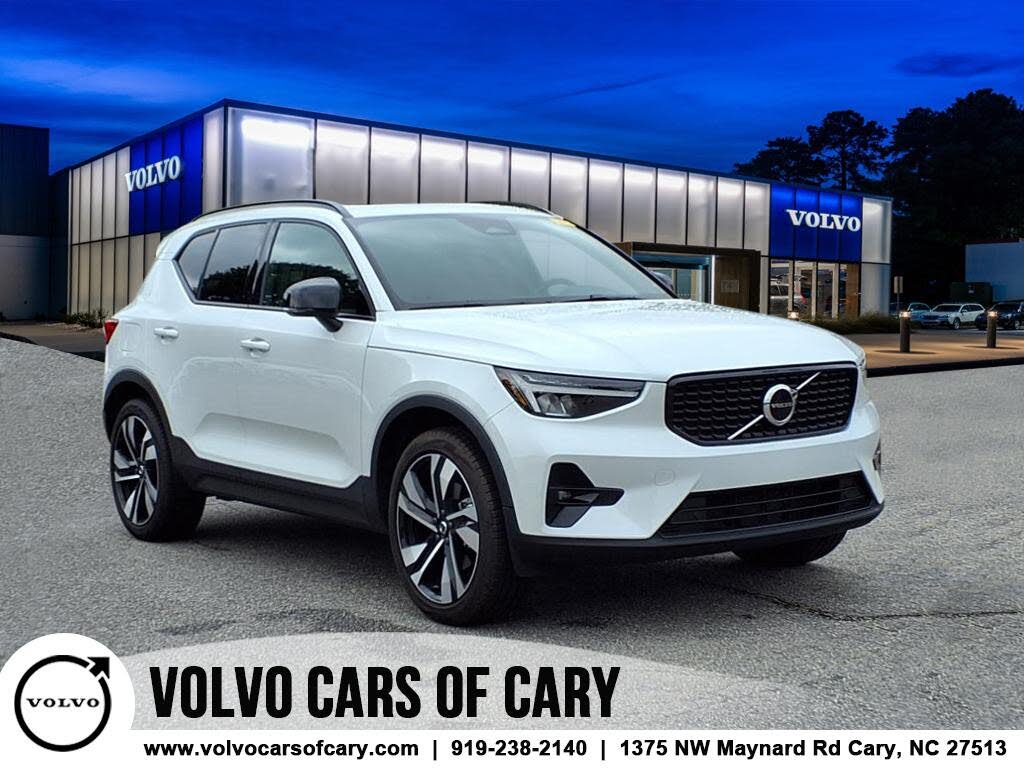 2023 Volvo XC40 B5 Plus Dark Theme AWD