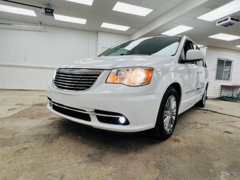 2016 Chrysler Town & Country Touring FWD