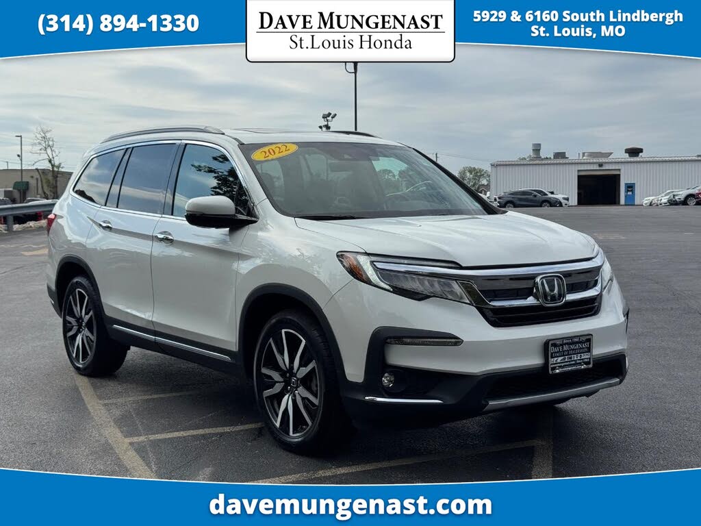 2022 Honda Pilot Touring AWD with Rear Captain's Chairs