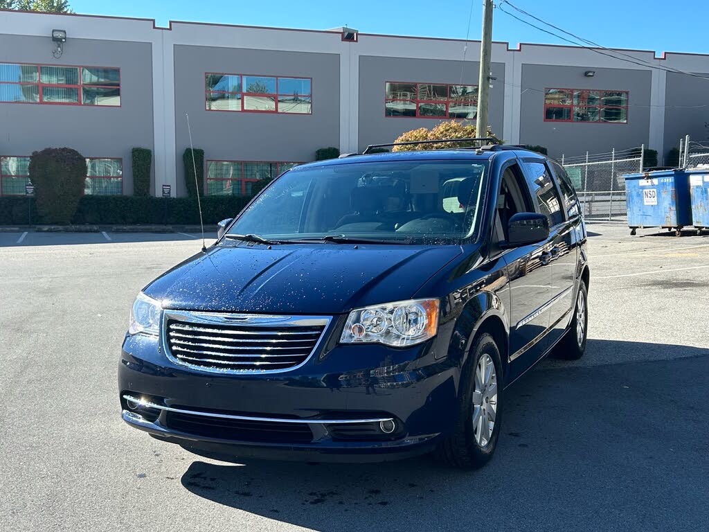 2014 Chrysler Town & Country Touring FWD