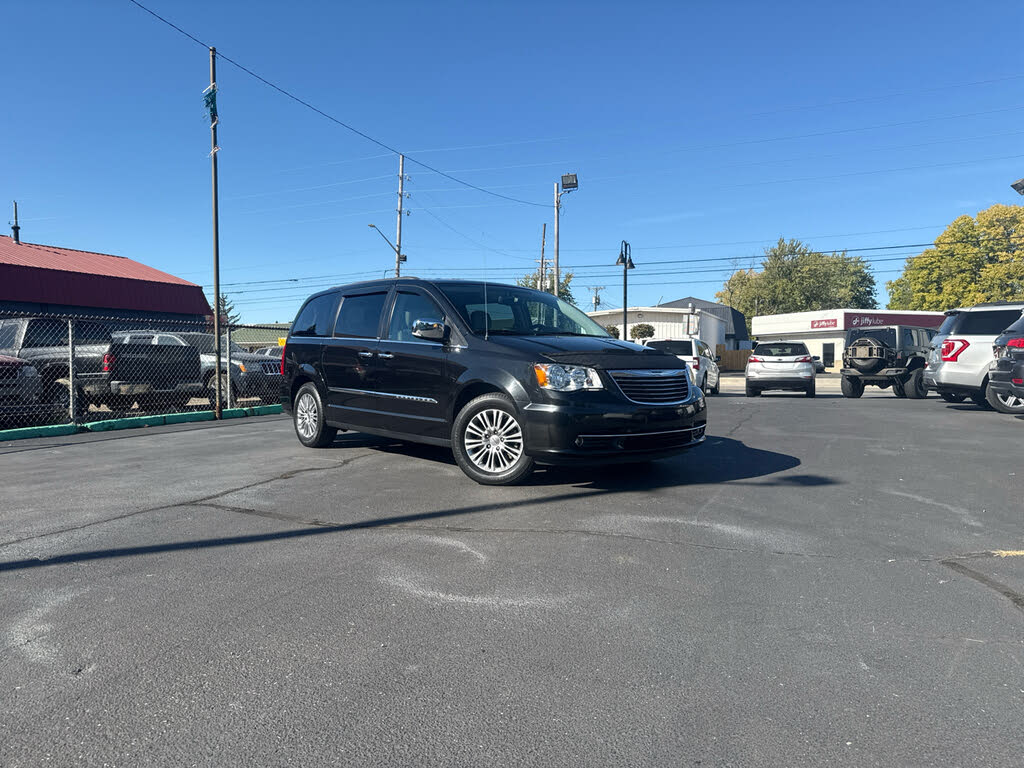 2013 Chrysler Town & Country Touring-L FWD