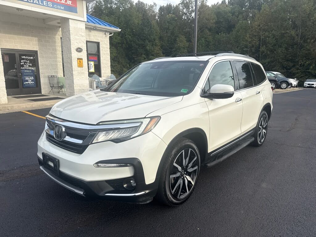 2019 Honda Pilot Touring AWD with Rear Captain's Chairs