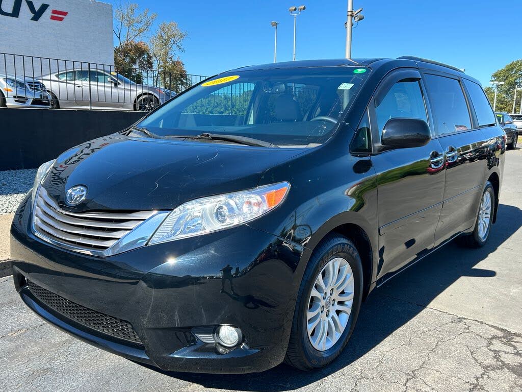 2017 Toyota Sienna XLE 7-Passenger Auto Access Seat FWD