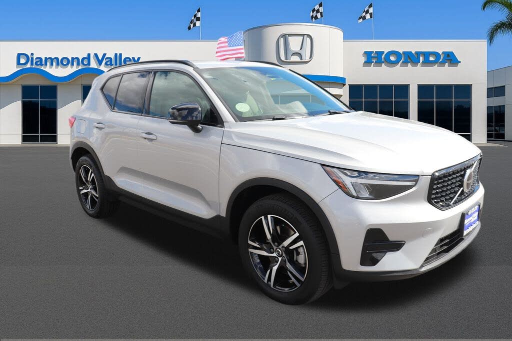 2024 Volvo XC40 B5 Core Dark Theme AWD
