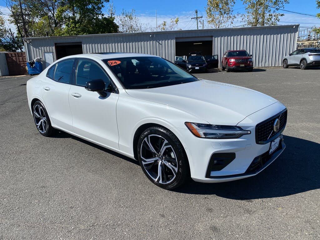 2024 Volvo S60 B5 Plus Dark Theme FWD