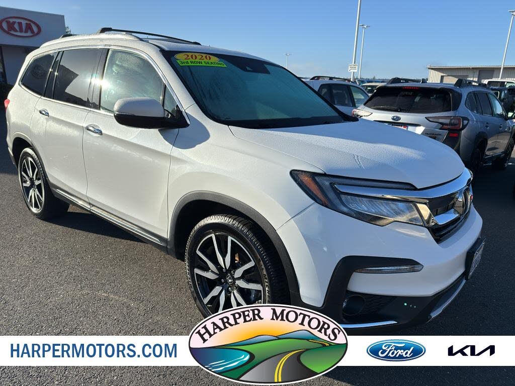 2020 Honda Pilot Touring AWD with Rear Captain's Chairs