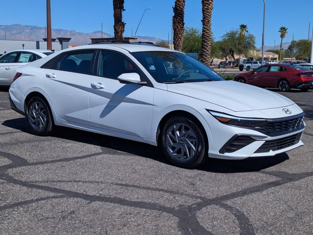 2024 Hyundai Elantra SEL FWD