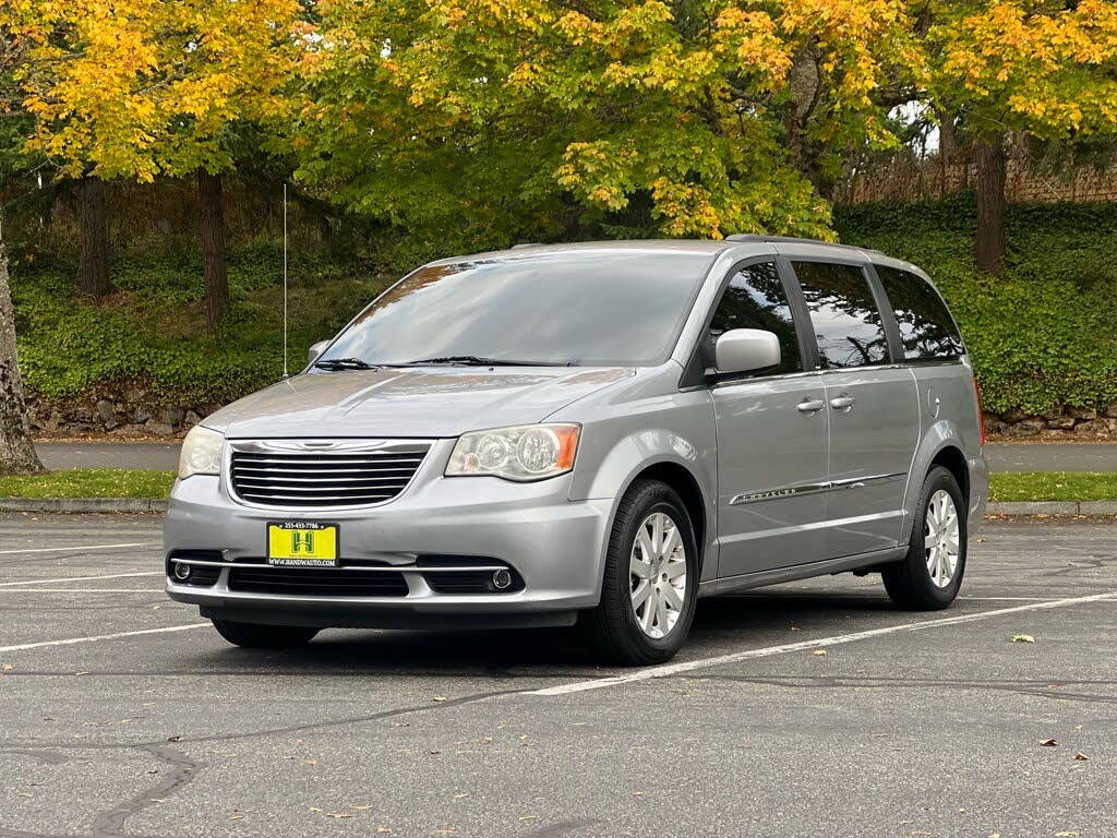 2013 Chrysler Town & Country Touring FWD