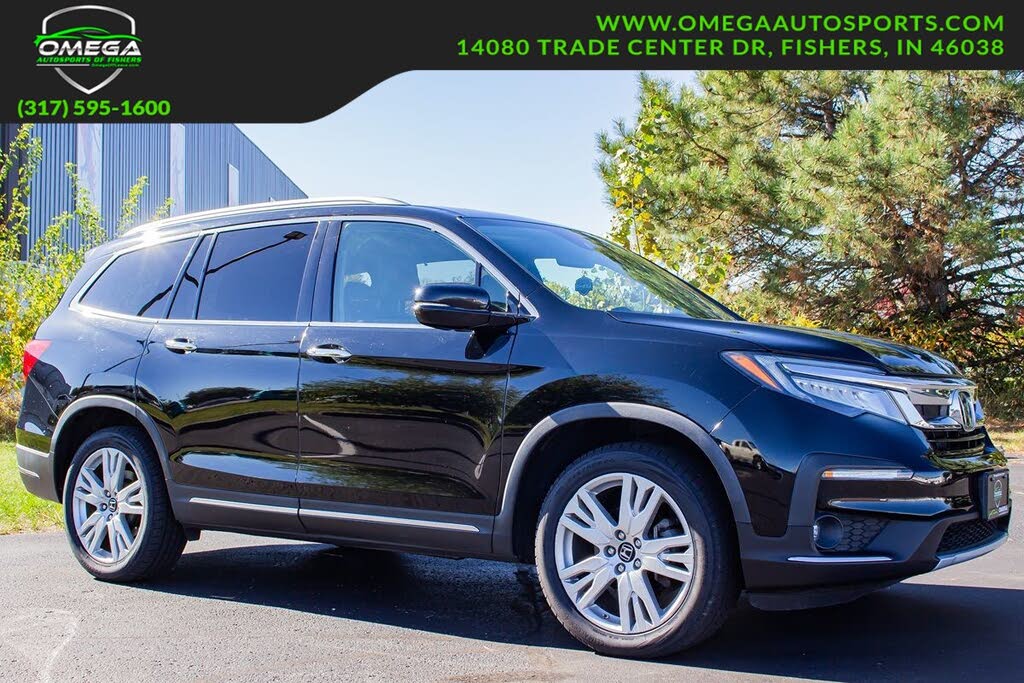 2020 Honda Pilot Touring AWD with Rear Captain's Chairs