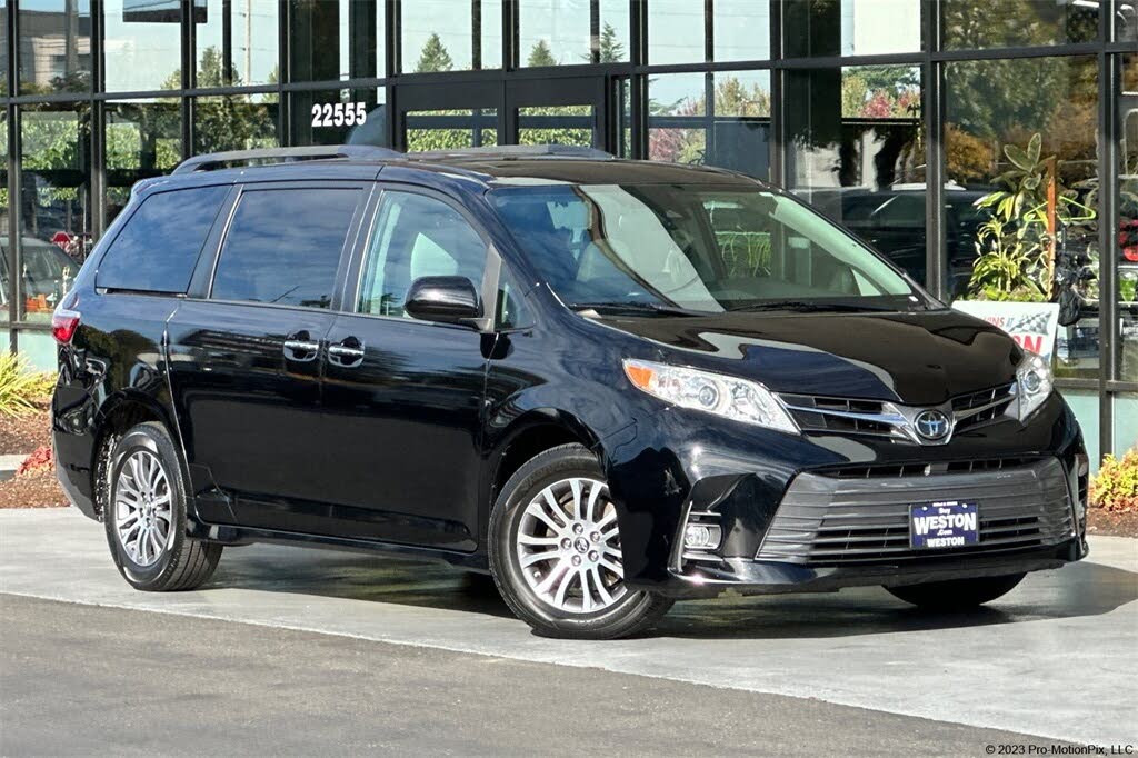2020 Toyota Sienna XLE 7-Passenger FWD with Auto-Access Seat