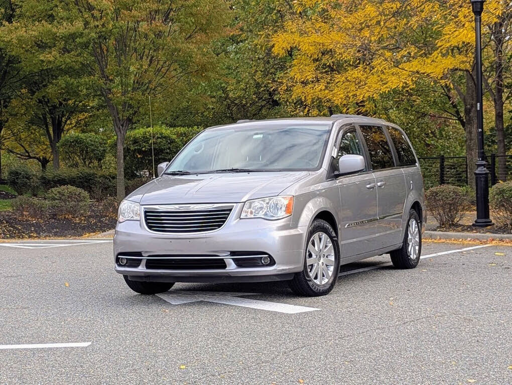 2013 Chrysler Town & Country Touring FWD