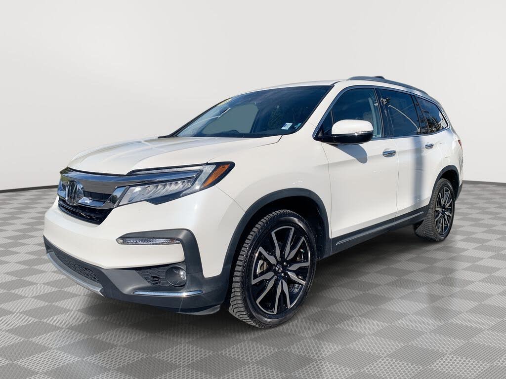 2019 Honda Pilot Touring AWD with Rear Captain's Chairs