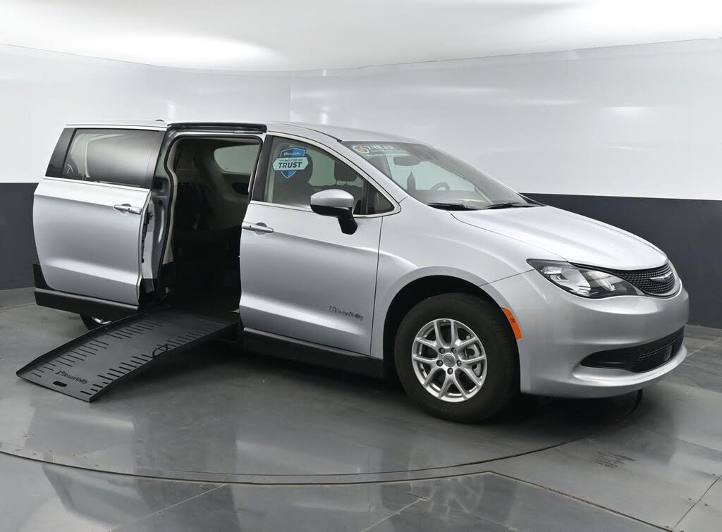 2023 Chrysler Voyager LX FWD