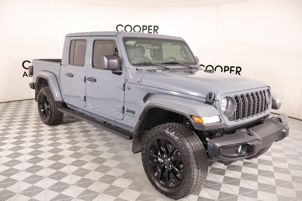 2024 Jeep Gladiator NightHawk Crew Cab 4WD