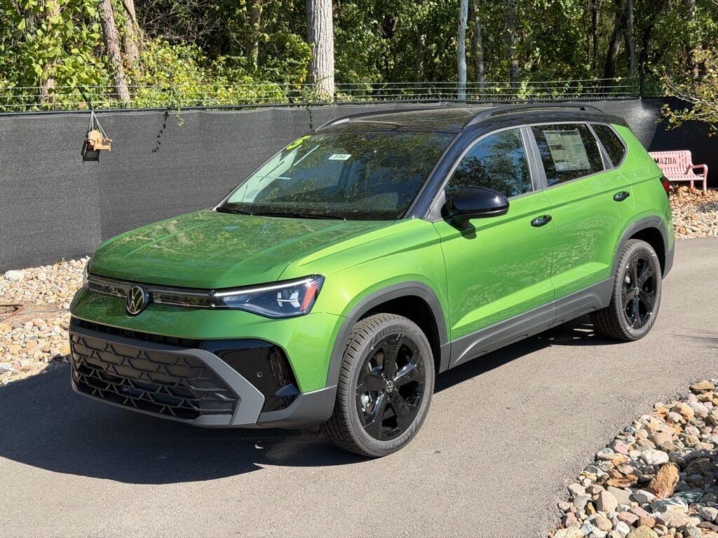 2025 Volkswagen Taos SE Black 4Motion