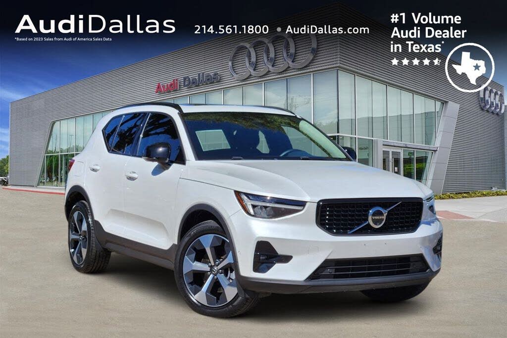 2024 Volvo XC40 B5 Plus Dark Theme AWD