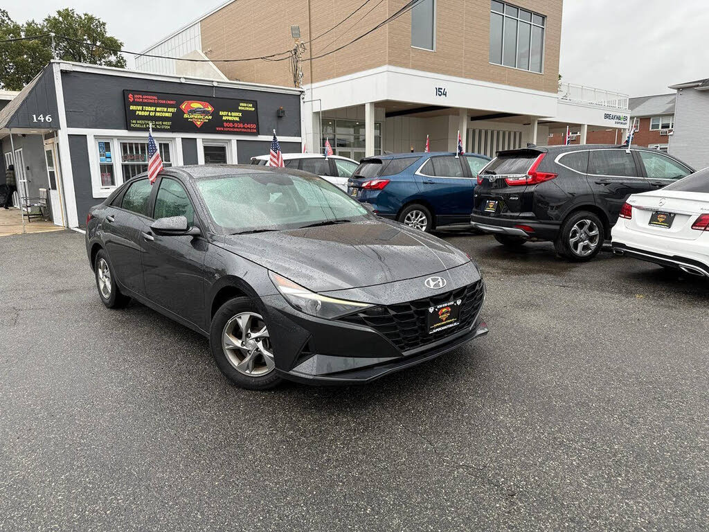 2022 Hyundai Elantra SE FWD