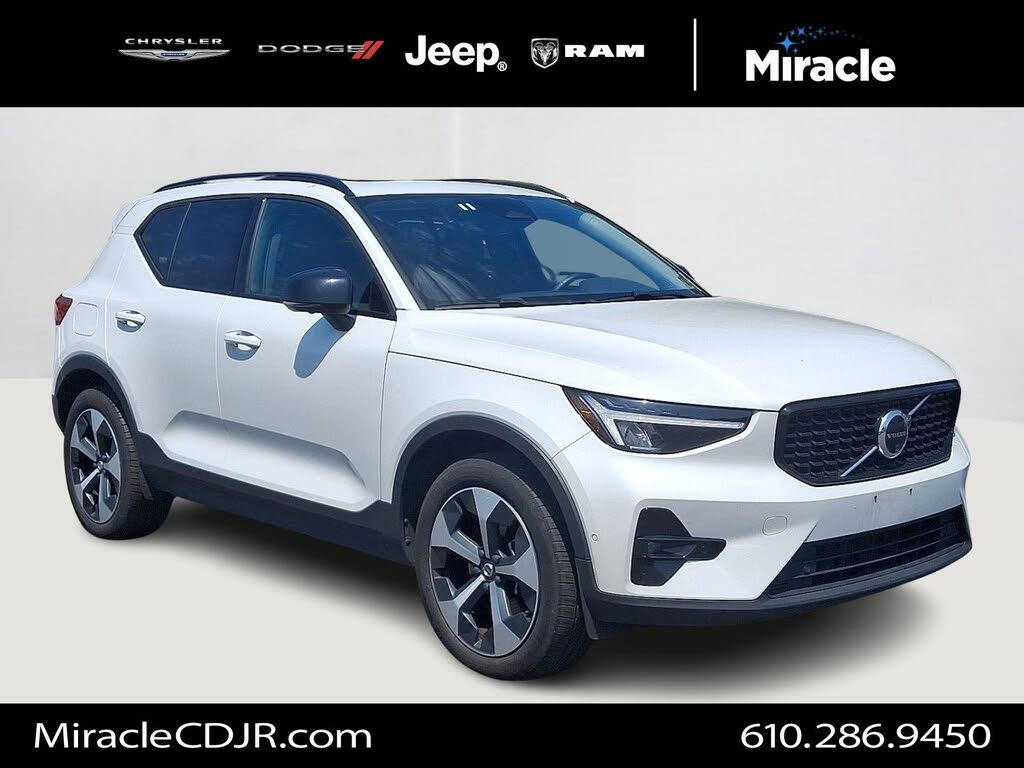 2024 Volvo XC40 B5 Plus Dark Theme AWD