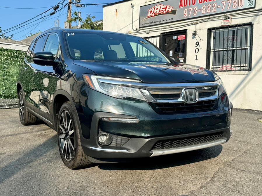 2020 Honda Pilot Touring AWD with Rear Captain's Chairs