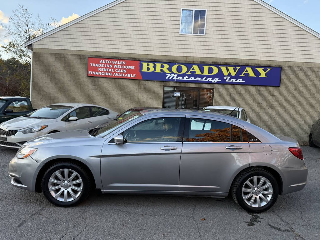 2013 Chrysler 200 Touring Sedan FWD
