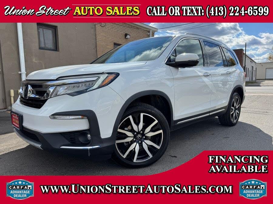 2020 Honda Pilot Touring AWD with Rear Captain's Chairs