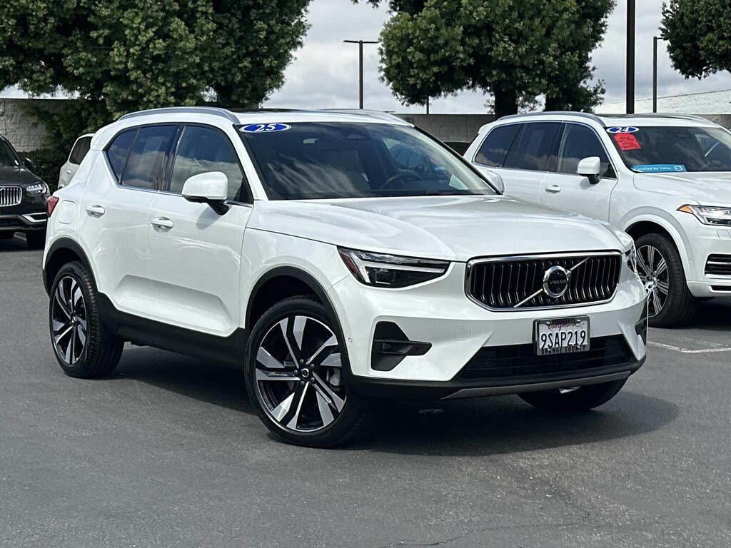 2025 Volvo XC40 B5 Ultra Bright Theme AWD