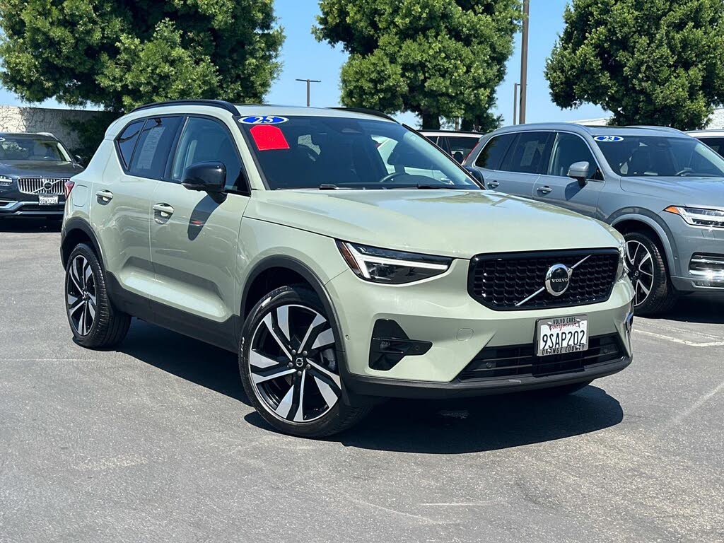 2025 Volvo XC40 B5 Plus Dark Theme AWD