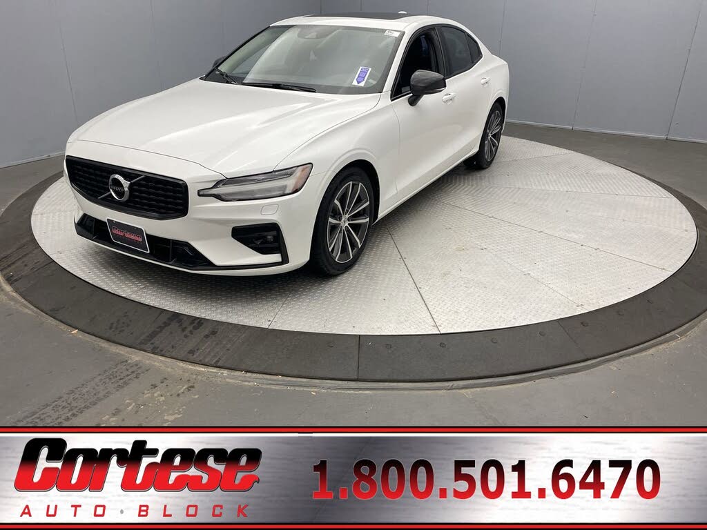 2022 Volvo S60 B5 Momentum AWD