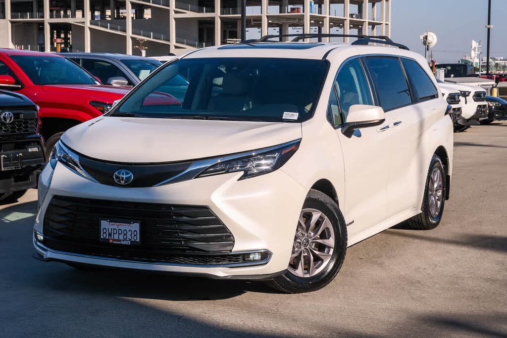 2021 Toyota Sienna XLE 7-Passenger FWD
