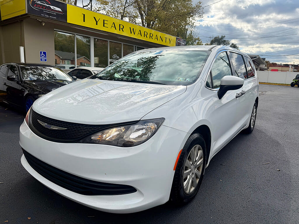 2020 Chrysler Voyager L FWD