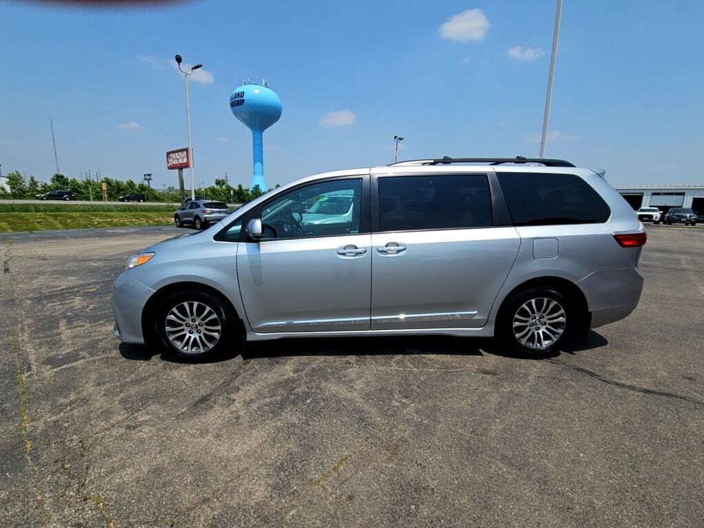 2020 Toyota Sienna XLE 7-Passenger FWD with Auto-Access Seat