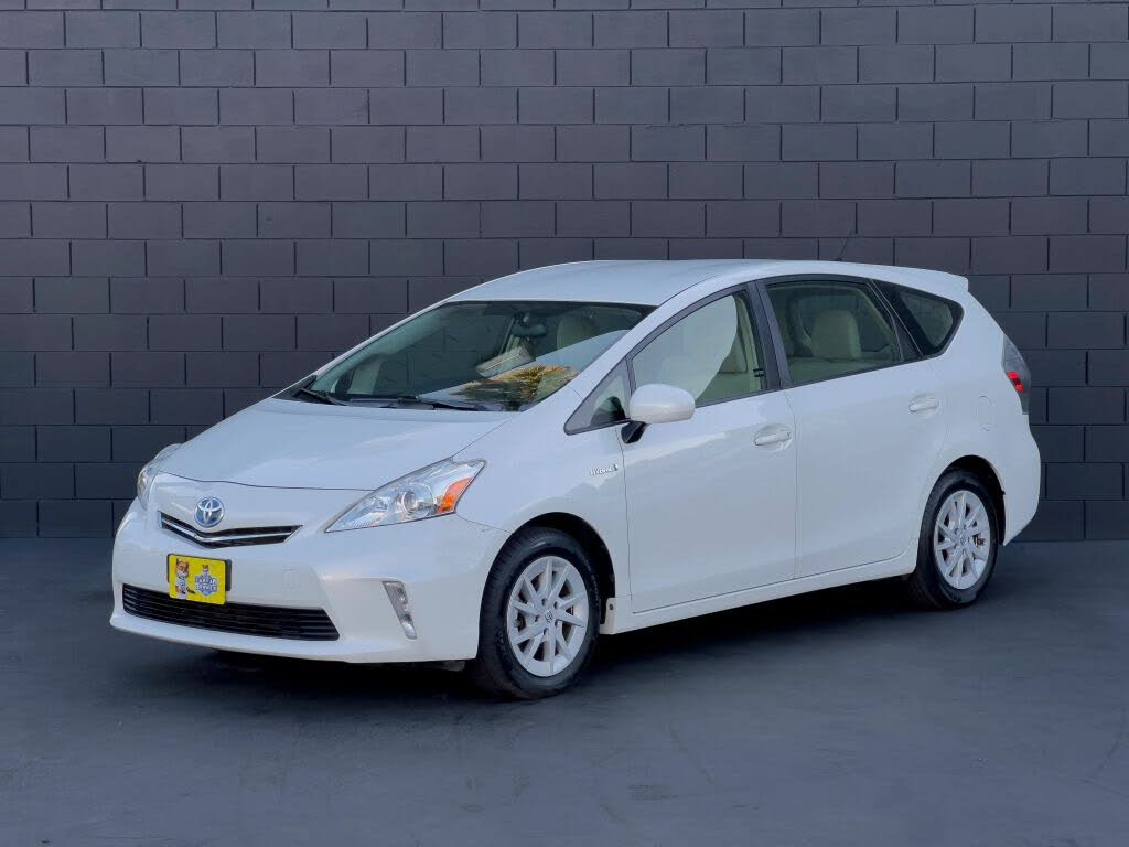 2014 Toyota Prius v Three FWD