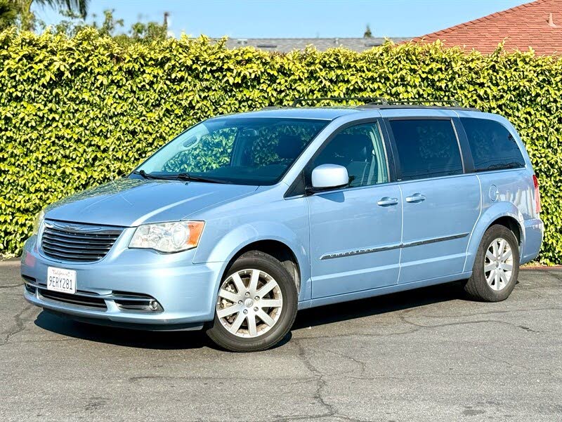 2013 Chrysler Town & Country Touring FWD