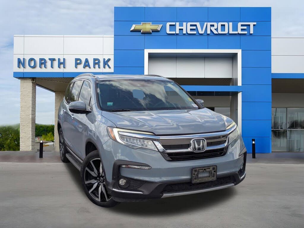2022 Honda Pilot Touring FWD with Rear Captain's Chairs