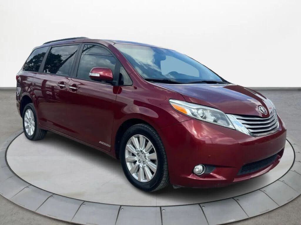 2017 Toyota Sienna XLE 7-Passenger Auto Access Seat FWD