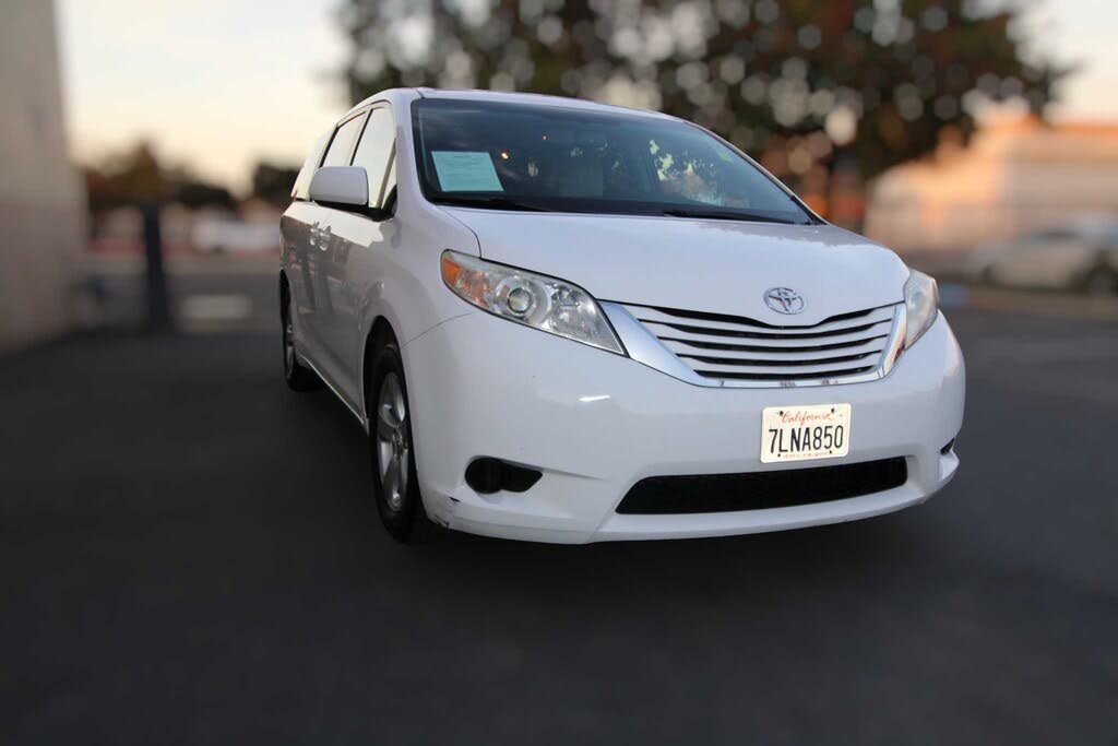 2015 Toyota Sienna LE 7-Passenger Auto Access Seat