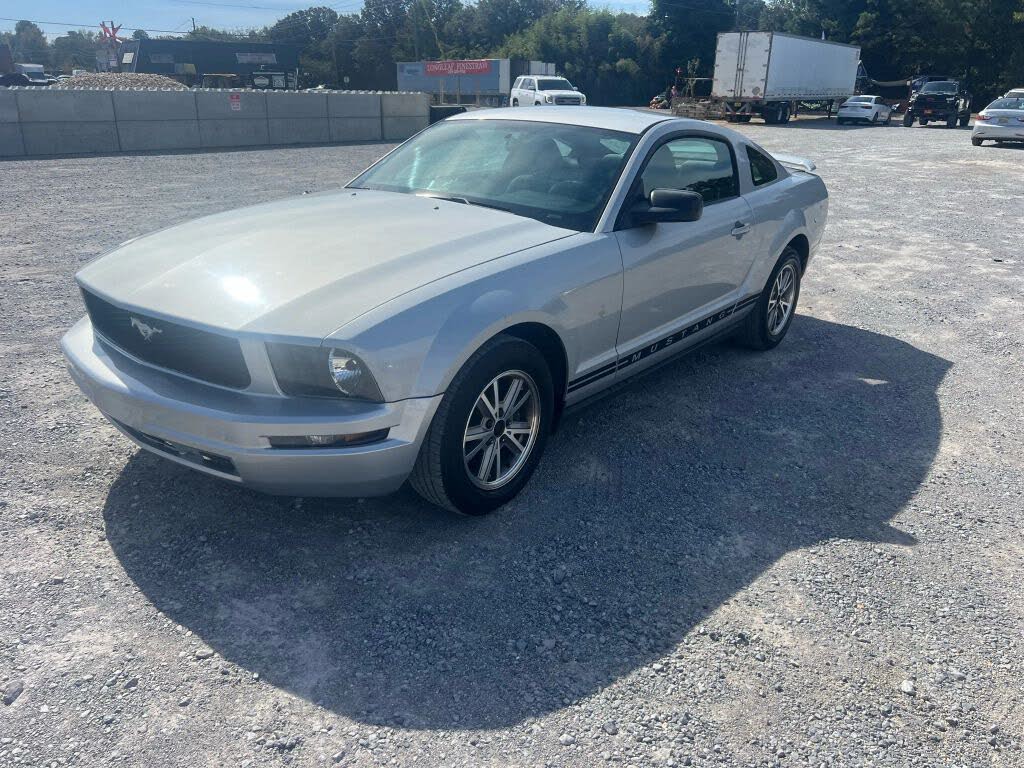 2005 Ford Mustang V6 Deluxe Coupe RWD