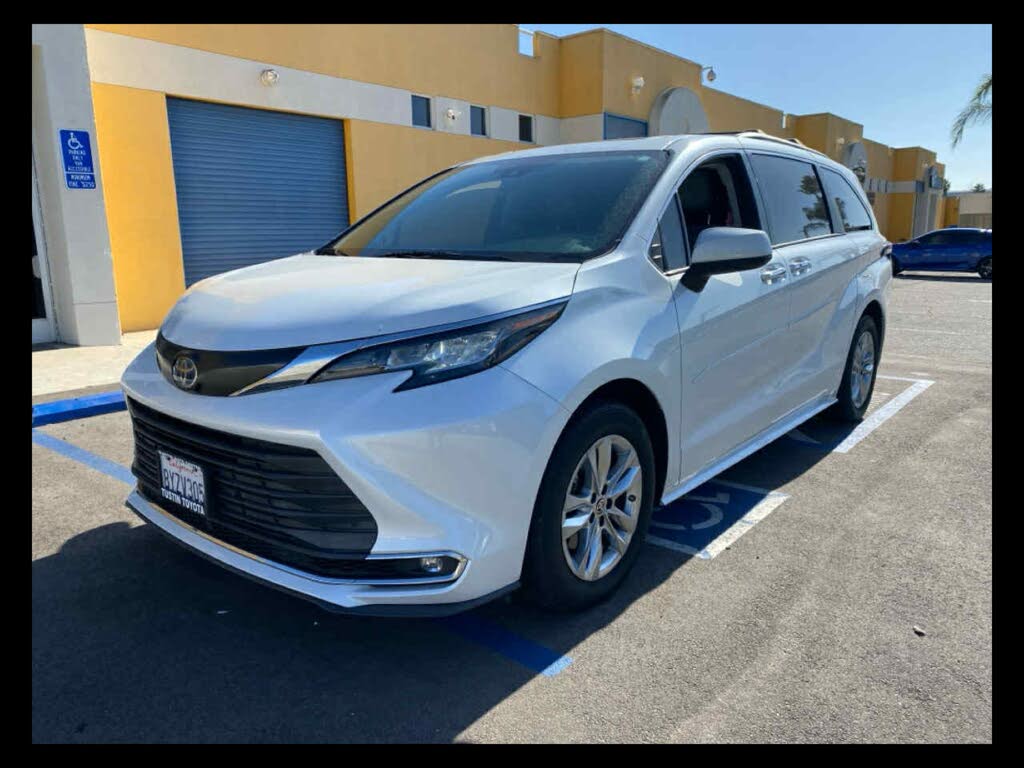 2022 Toyota Sienna XLE 7-Passenger FWD
