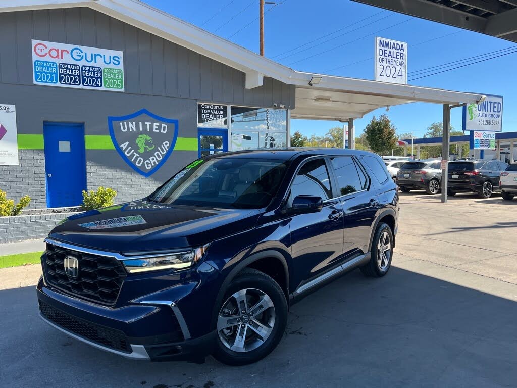 2023 Honda Pilot EX-L FWD with Captains Chairs