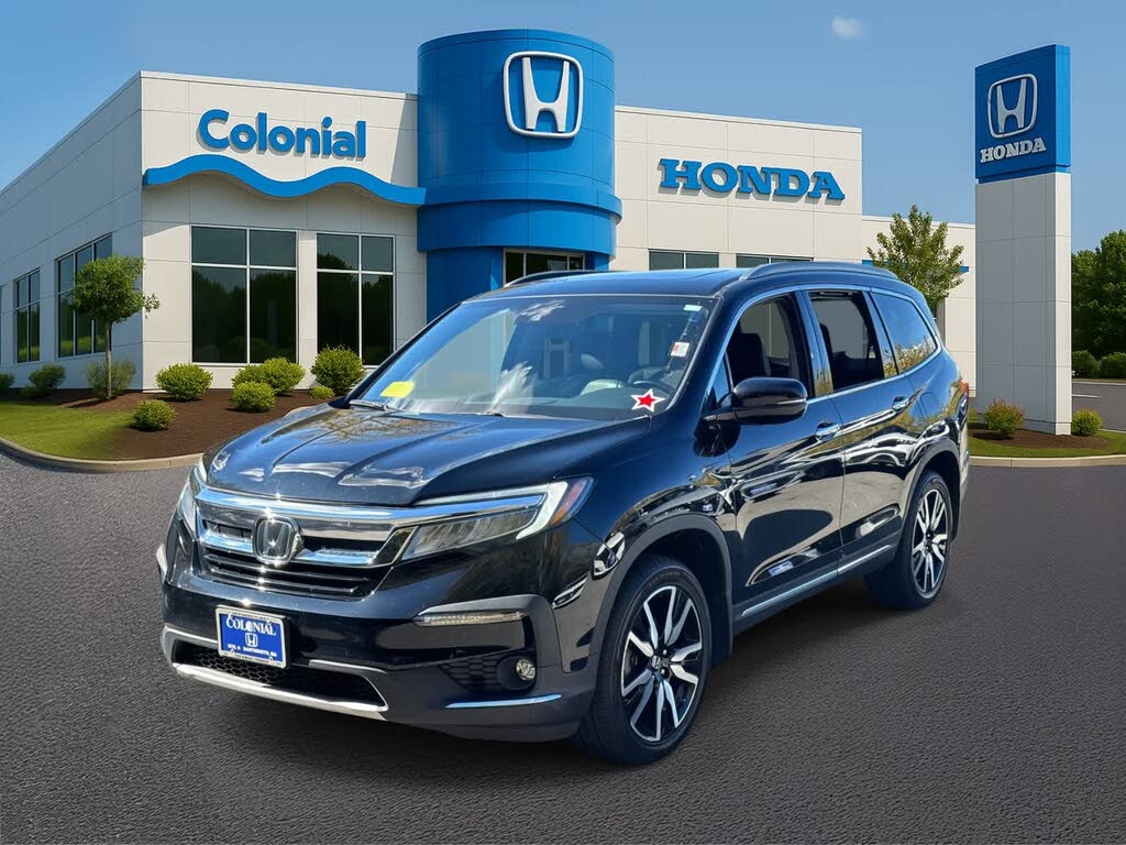 2022 Honda Pilot Touring AWD with Rear Captain's Chairs